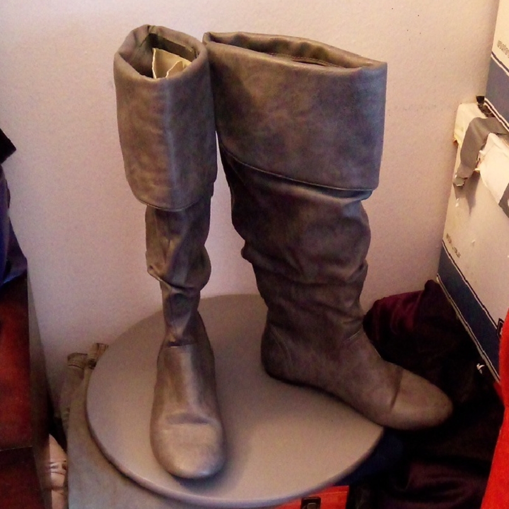 Gray Women's Knee-High / Over-Knee Boots.